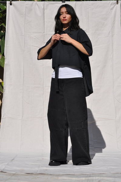 BLACK HI-LO HEM SHIRT