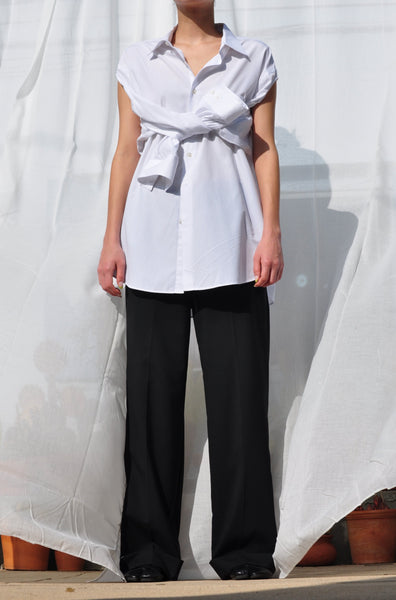 WHITE BUTTON DOWN WITH SLEEVE KNOT FRONT.