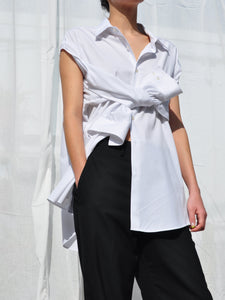 WHITE BUTTON DOWN WITH SLEEVE FRONT KNOT.
