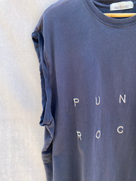 CLOSE UP VIEW OF  FRONT, TOP RIGHT CORNER, NECK AND SLEEVE.
