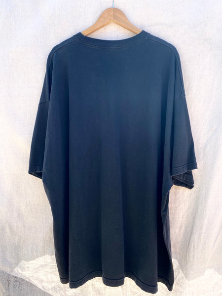 BACK VIEW OF BLACK OVERSIZED TEE.