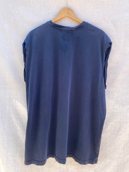 VIEW OF BACK MUSCLE TEE IN FADED DARK NAVY.