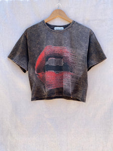 FRONT VIEW OF CROPPED T-SHIRT WITH PRINTED MOUTH WITH RED LIPS.