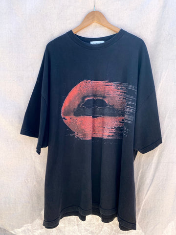 FRONT VIEW OF OVERSIZED TEE IN BLACK WITH RED LIPS PRINT ON THE CENTER.