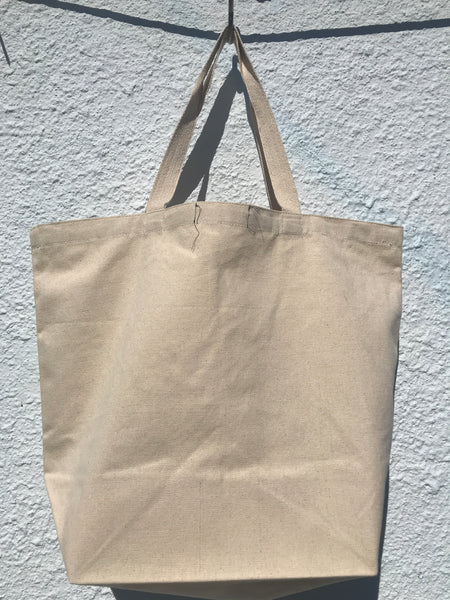 BACK VIEW OF TOTE BAG IN NATURAL MUSLIN COLOR. NO PRINT ON THE BACK SIDE.