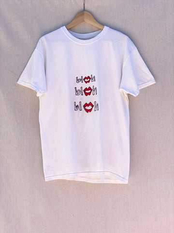 WHITE T-SHIRT WITH BLAH BLAH BLAH EMBROIDERED AT FRONT.
