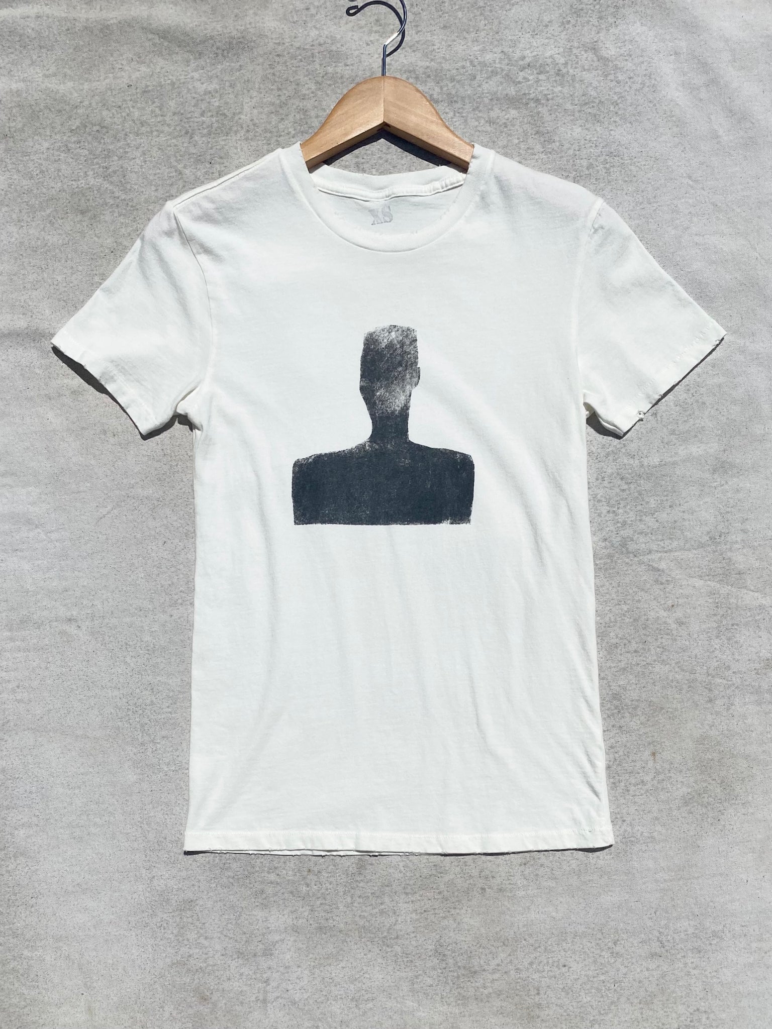 FRONT IMAGE OF VINTAGE VANILLA TEE WITH SILKSCREEN MOTIF IN BLACK.