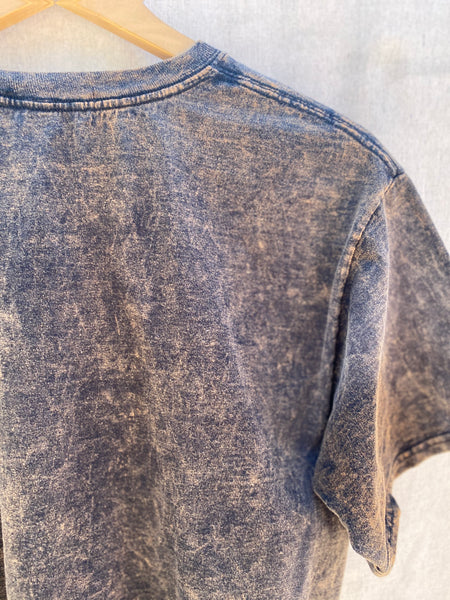 CLOSE UP VIEW OF BACK, TOP RIGHT CORNER, NECK AND SLEEVES.
